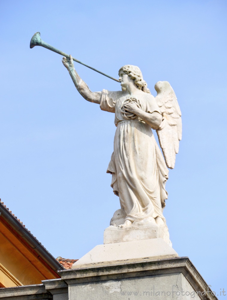 Vimercate (Monza e Brianza) - Statua di angelo sulla facciata del Santuario della Beata Vergine del Rosario